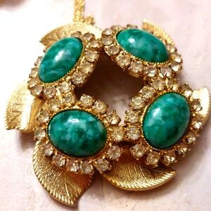 Green Peking glass cabochon vintage rhinestone goldtone pendant necklace. (WW)